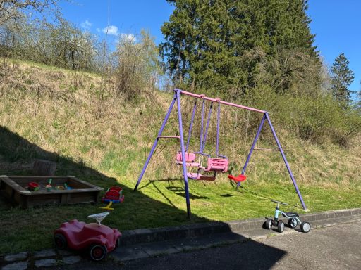 Schaukel und Sandkasten